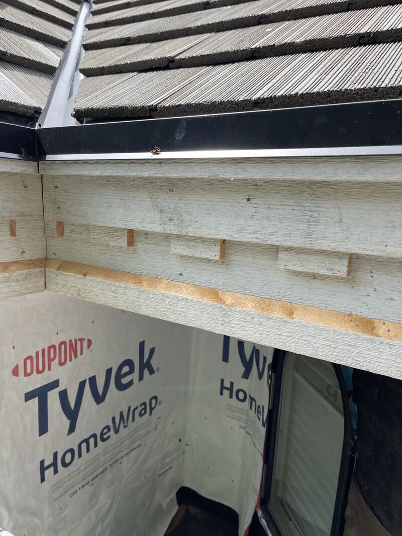 A corner of the trim and fascia during the work.